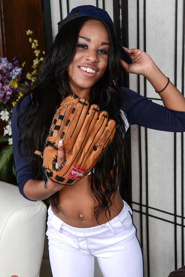 16P La amateur negra Ashley Pink se quita el uniforme de béisbol para posar desnuda