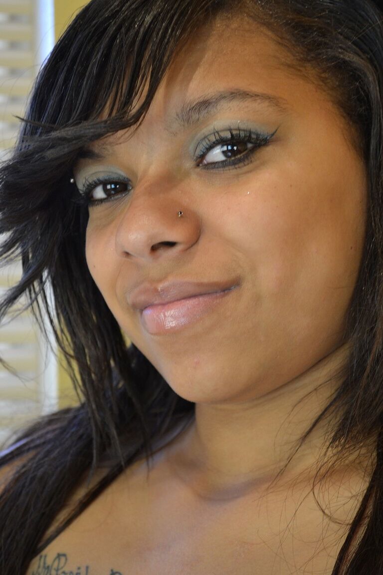 17P La joven amateur de ébano Kimberly Marie estimula su clítoris negro en la cocina