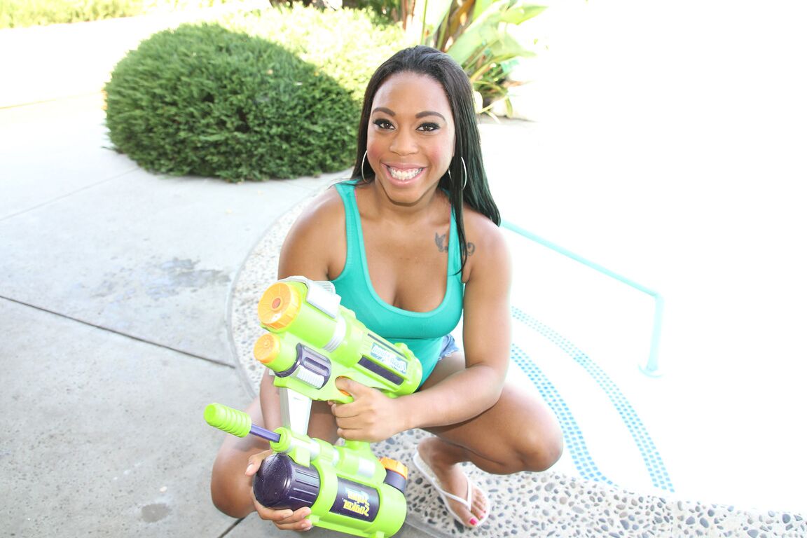 21P Myeshia Nicole, une ébène incroyablement sexy, accueille une forte tige blanche dans son castor