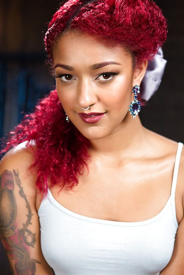 Das 16P Ebenholz-Fetischluder Daisy Ducati lässt ihre Muschi vibrieren, bis sie zum Pinkeln gezwungen wird