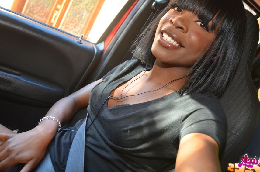 12P Black gf pega seu namorado depois do trabalho e vai direto para casa para foder sua BBC