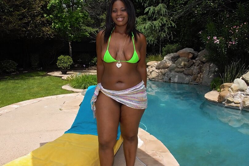 16P Lusty black babe demonstra seu corpo voluptuoso em biquíni verde