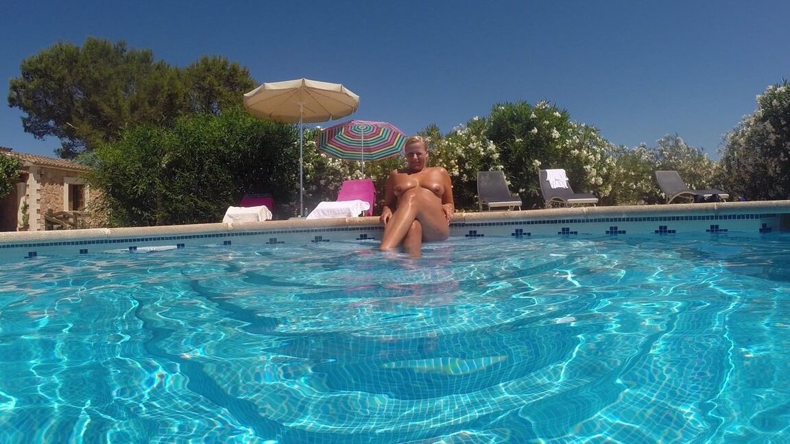 20P Amateur girl Sweet Susi has her cunt licked and fingered on the side of a pool