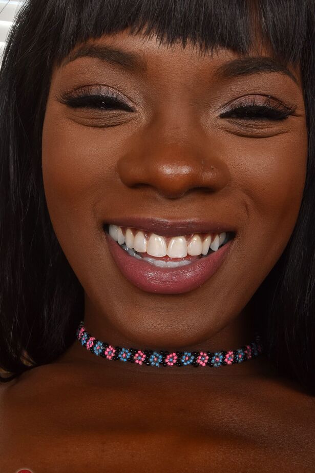 16P A negra gostosa Ana Foxxx exibe seu corpo nu depois de tirar a roupa