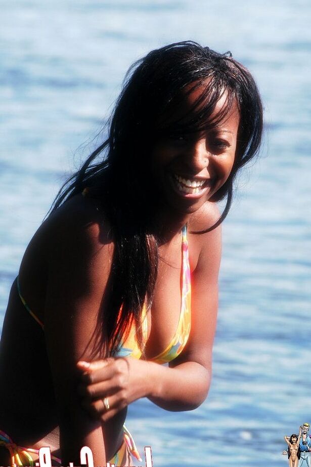 16P Chica negra sexy libera sus grandes tetas de un bikini mientras está en el agua