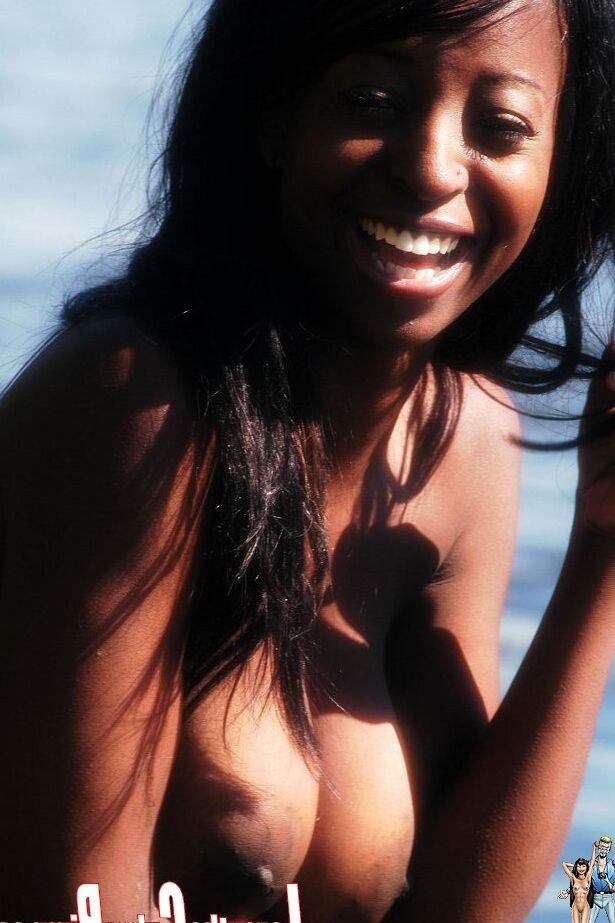 16P Chica negra sexy libera sus grandes tetas de un bikini mientras está en el agua