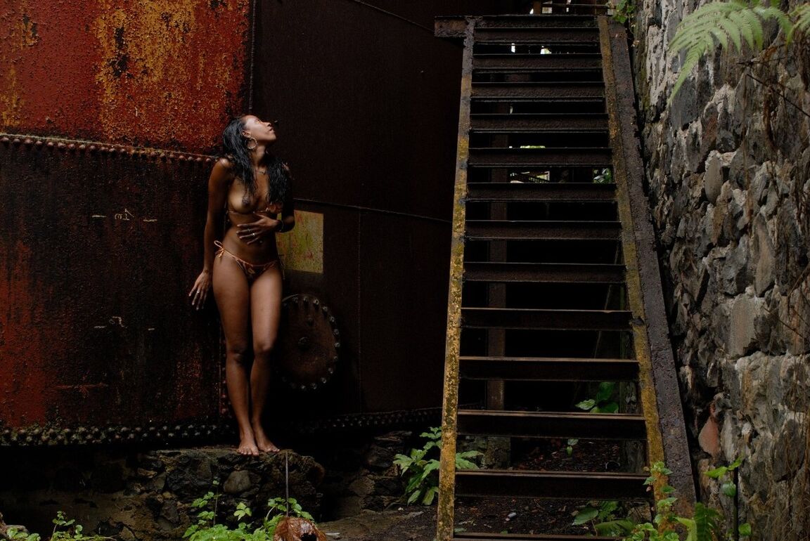 16P Dans une ancienne usine en ruines, la belle Anaïs se laisse aller pour votre plus grand