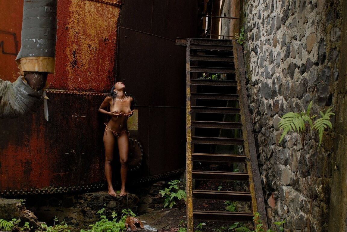 16P Dans une ancienne usine en ruines, la belle Anaïs se laisse aller pour votre plus grand