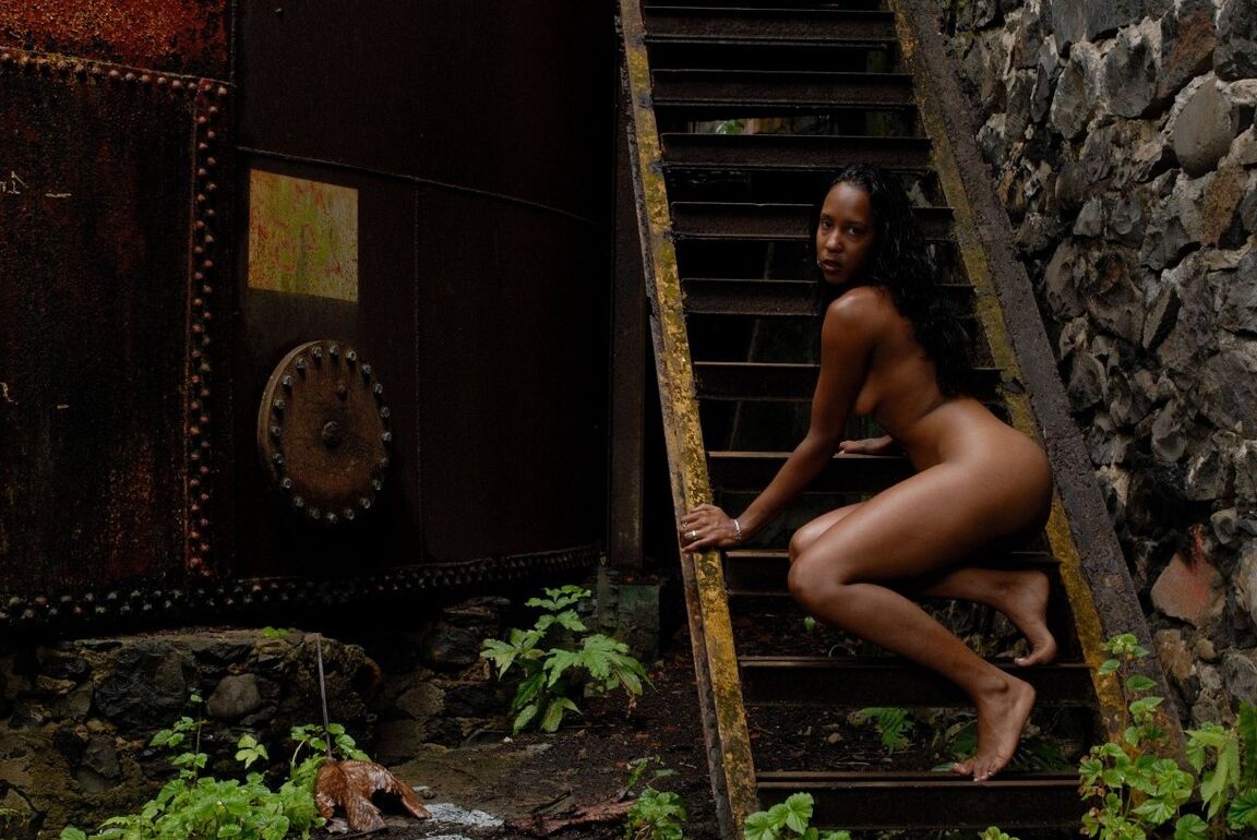16P Dans une ancienne usine en ruines, la belle Anaïs se laisse aller pour votre plus grand