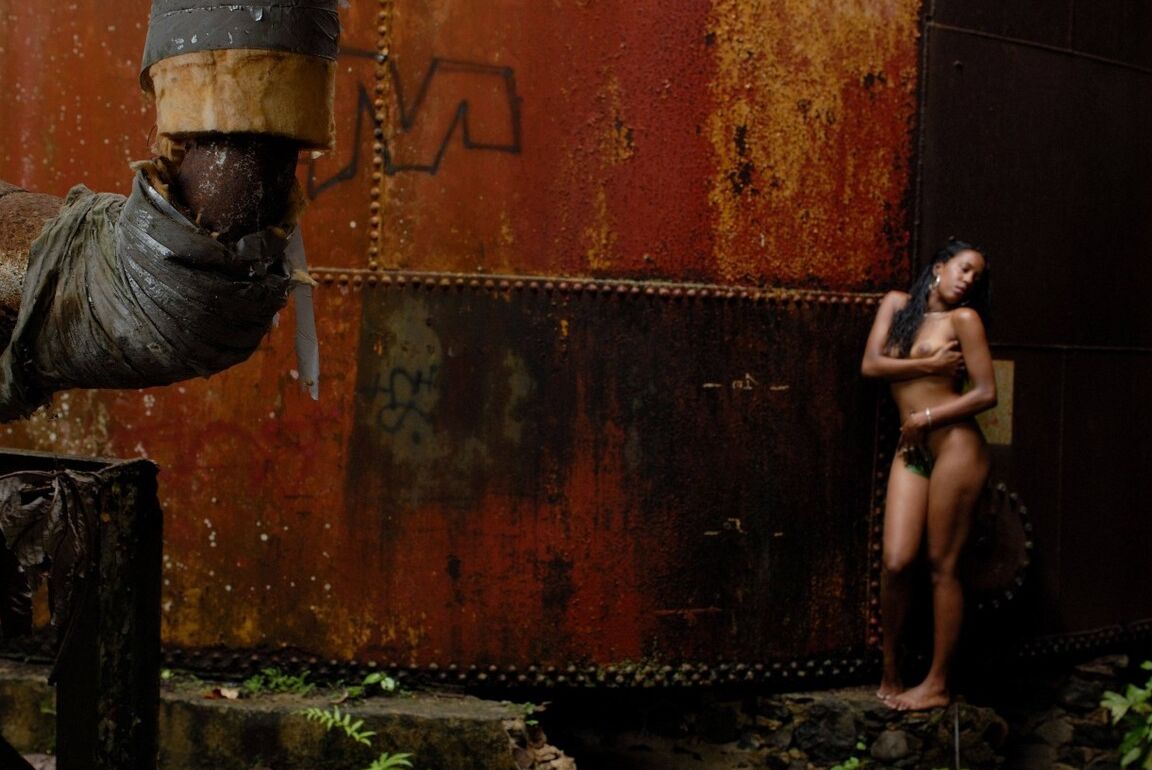 16P Dans une ancienne usine en ruines, la belle Anaïs se laisse aller pour votre plus grand