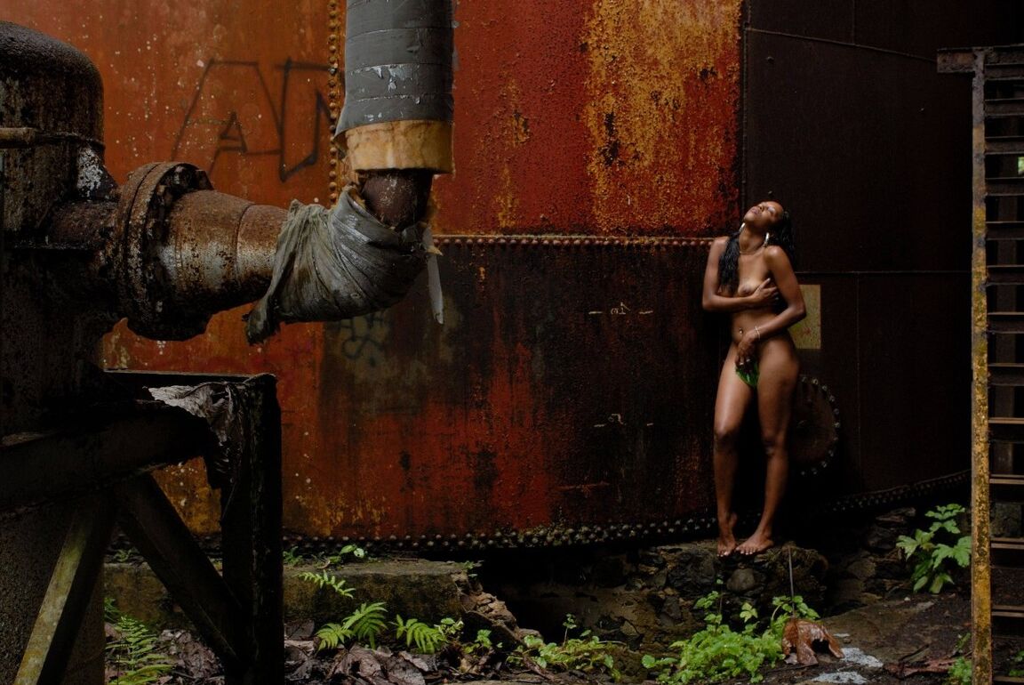 16P Dans une ancienne usine en ruines, la belle Anaïs se laisse aller pour votre plus grand