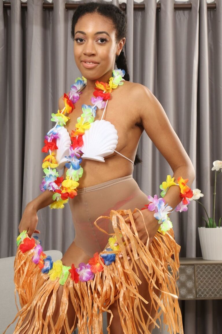 21P A modelo Ebony Naomi Alicia tira a roupa havaiana e posa de meia-calça