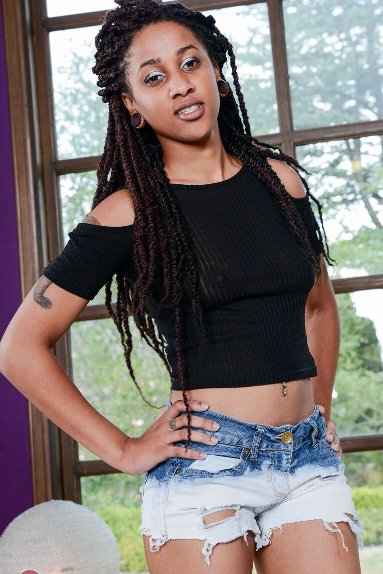 21P Afro-American hottie Indie Cass undresses to expose her black holes close up