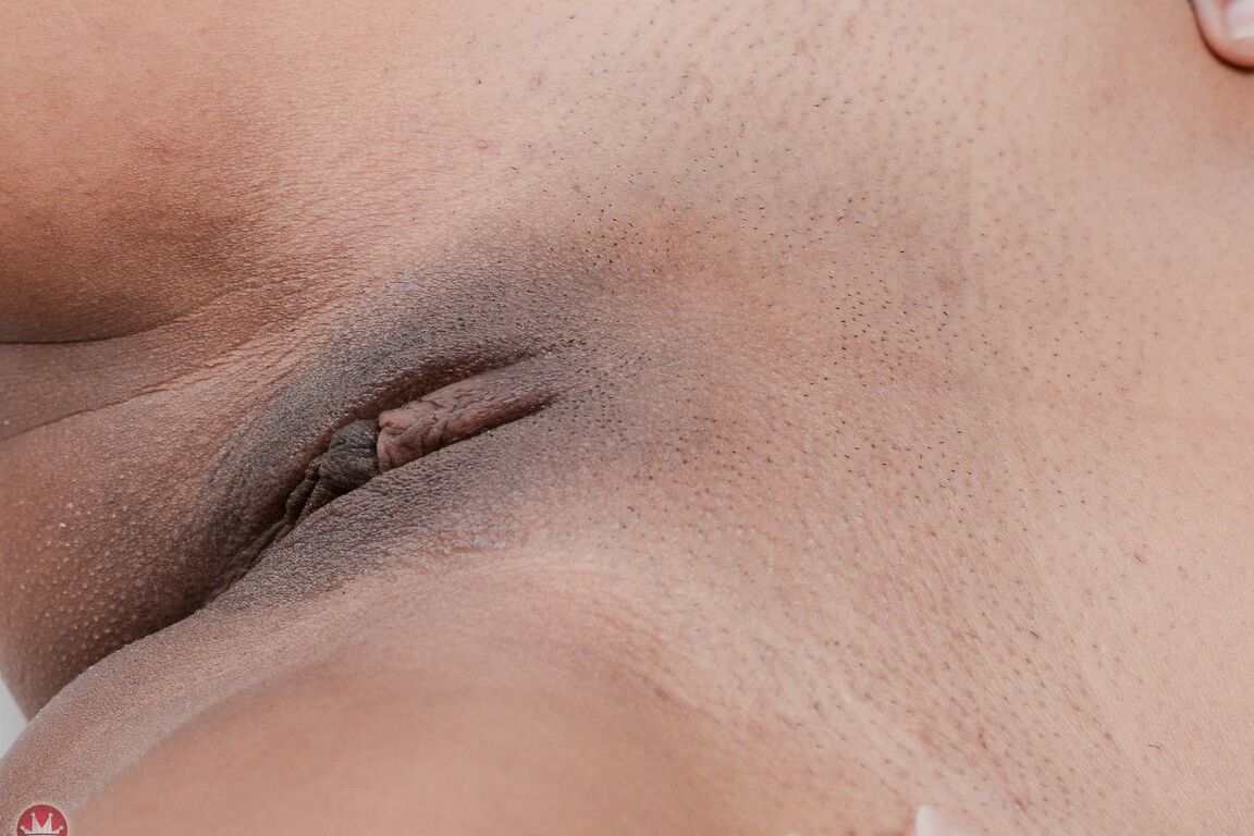 21P Afro-American hottie Indie Cass undresses to expose her black holes close up