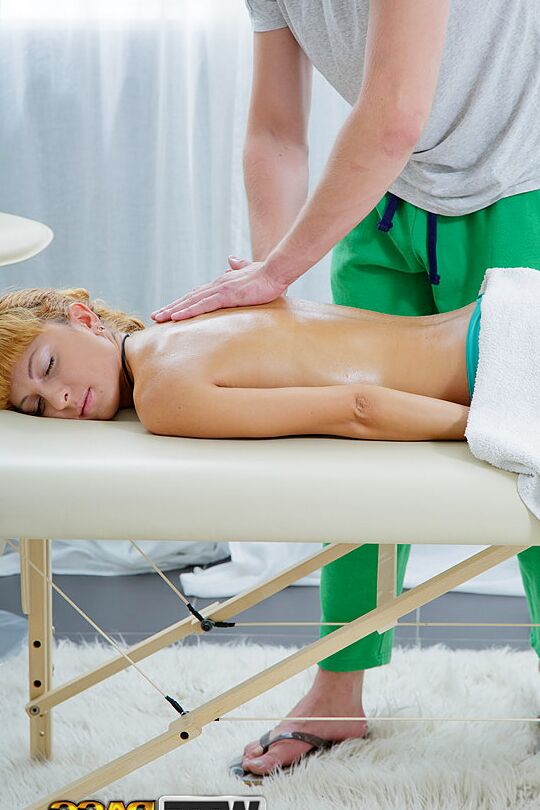 16P A ruiva natural Janette é esfregada e espancada por seu massoterapeuta