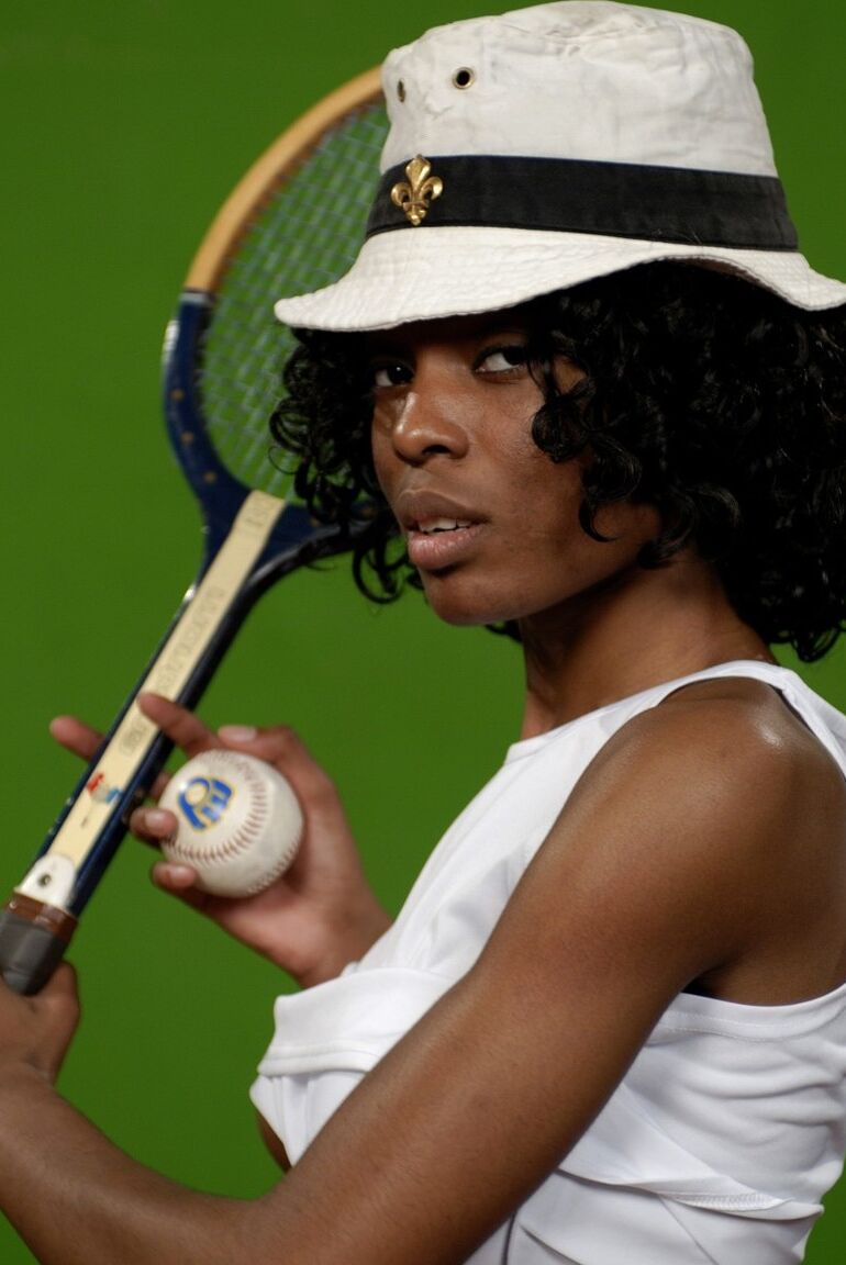 16P Una bella jovencita negra juega a un tenis canalla