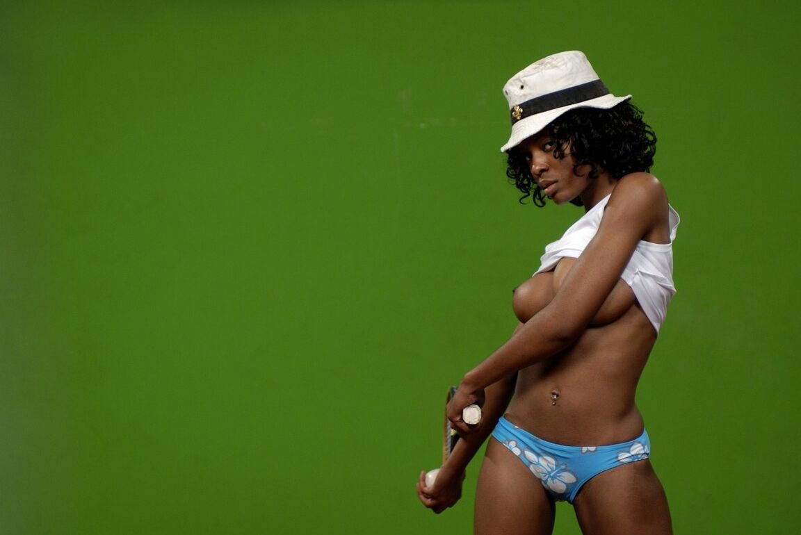 16P Una bella jovencita negra juega a un tenis canalla