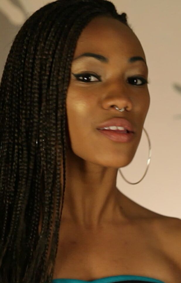 17P La coquine ébène Nikki Darling se fait dominer par son maître excité