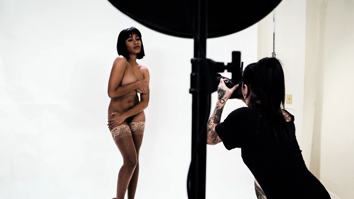 15P La modelo desnuda Katrina Jade y su amigo se montan un trío con una negra