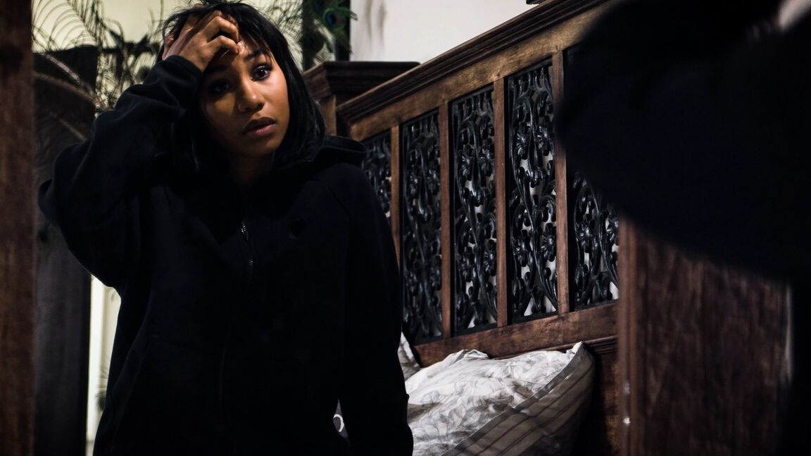 15P La modelo desnuda Katrina Jade y su amigo se montan un trío con una negra