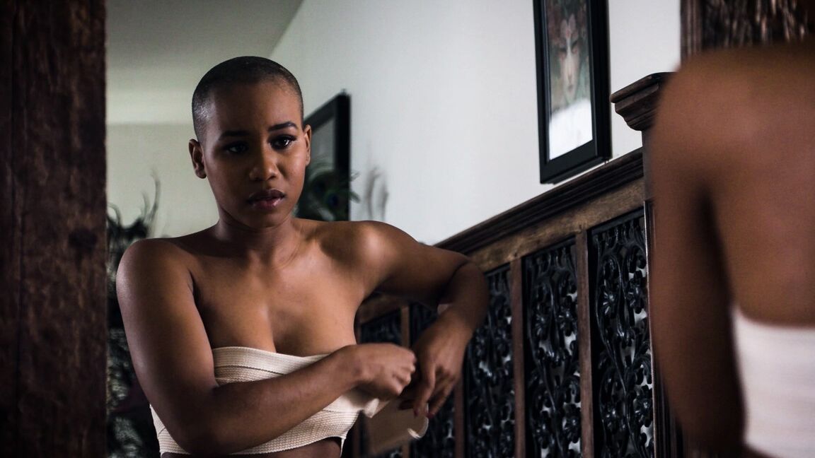 15P La modelo desnuda Katrina Jade y su amigo se montan un trío con una negra