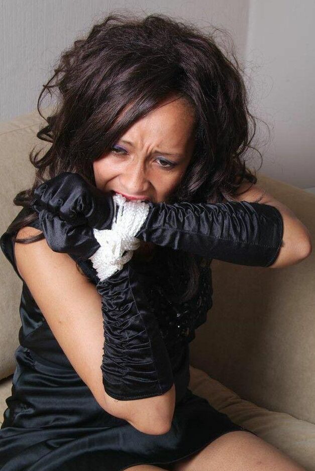 16P Mulher contida e amordaçada expõe sua roupa íntima