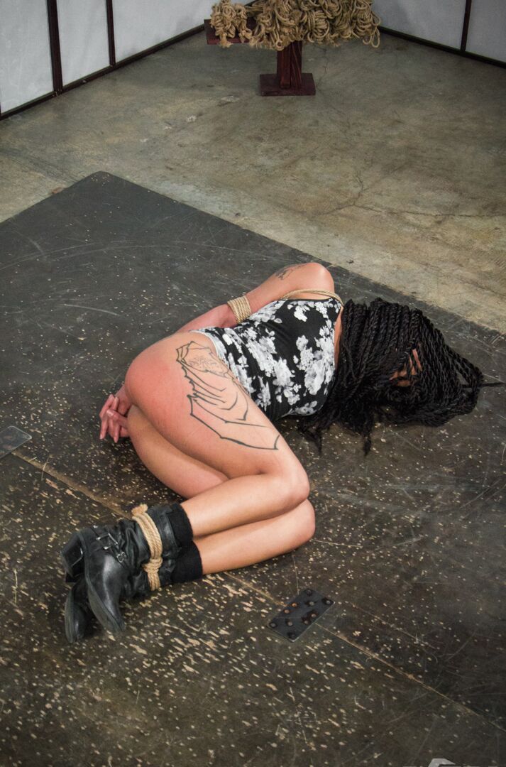 14P A garota negra Jessica Creepshow se vê suspensa por uma corda nua