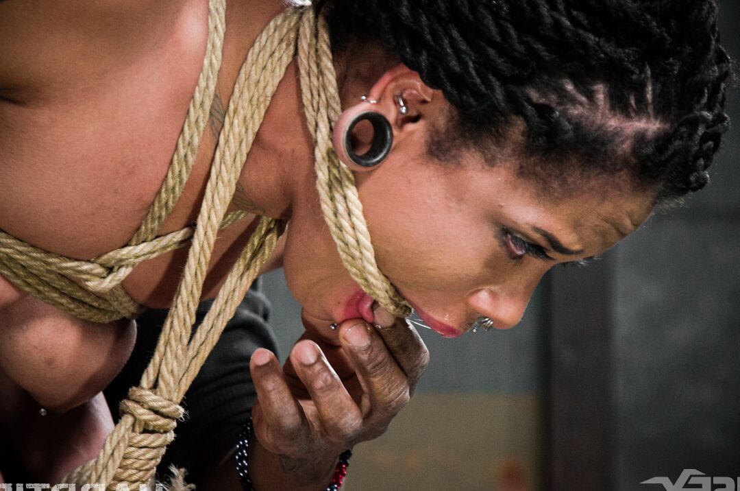 14P A garota negra Jessica Creepshow se vê suspensa por uma corda nua