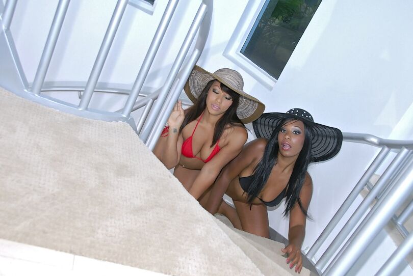 16P Ebony slut Leilani Leeane enjoys playing with her ass in tight bikini