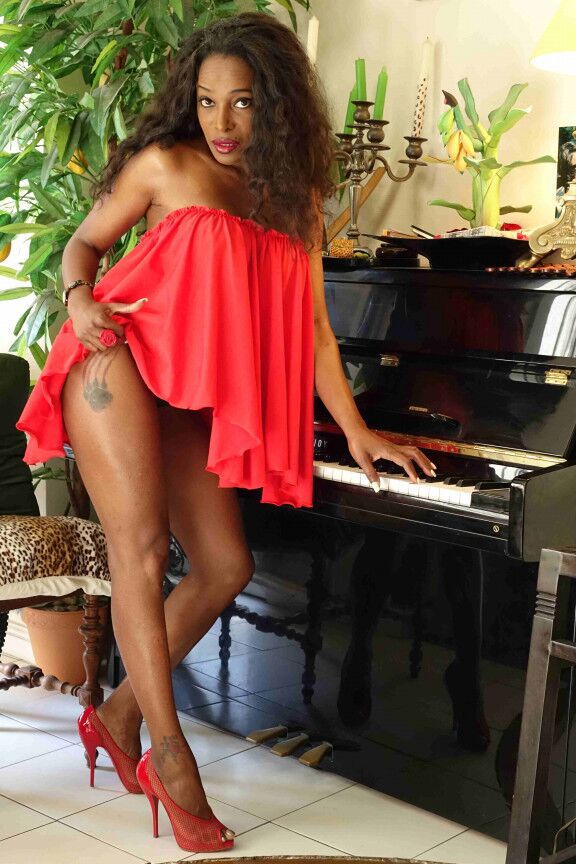 16P Ebony model shows off her great set of legs in red heels during SFW action