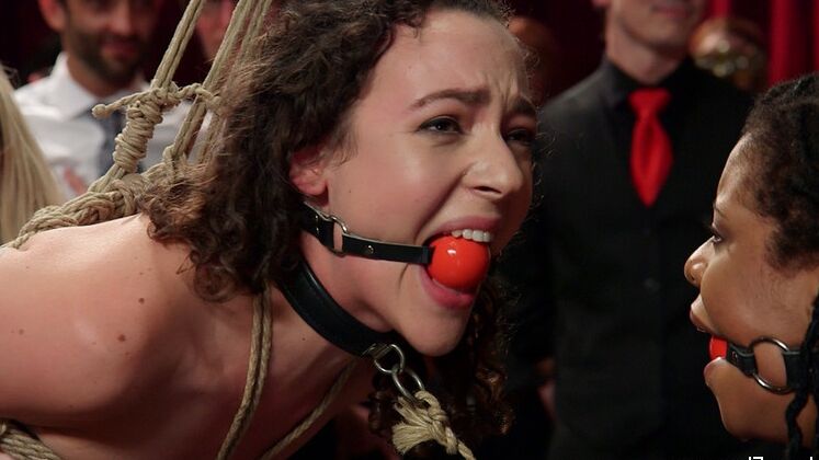15P 4人の奴隷少女がライフスタイルプレーヤーのBDSM乱交パーティーでファックして奉仕する