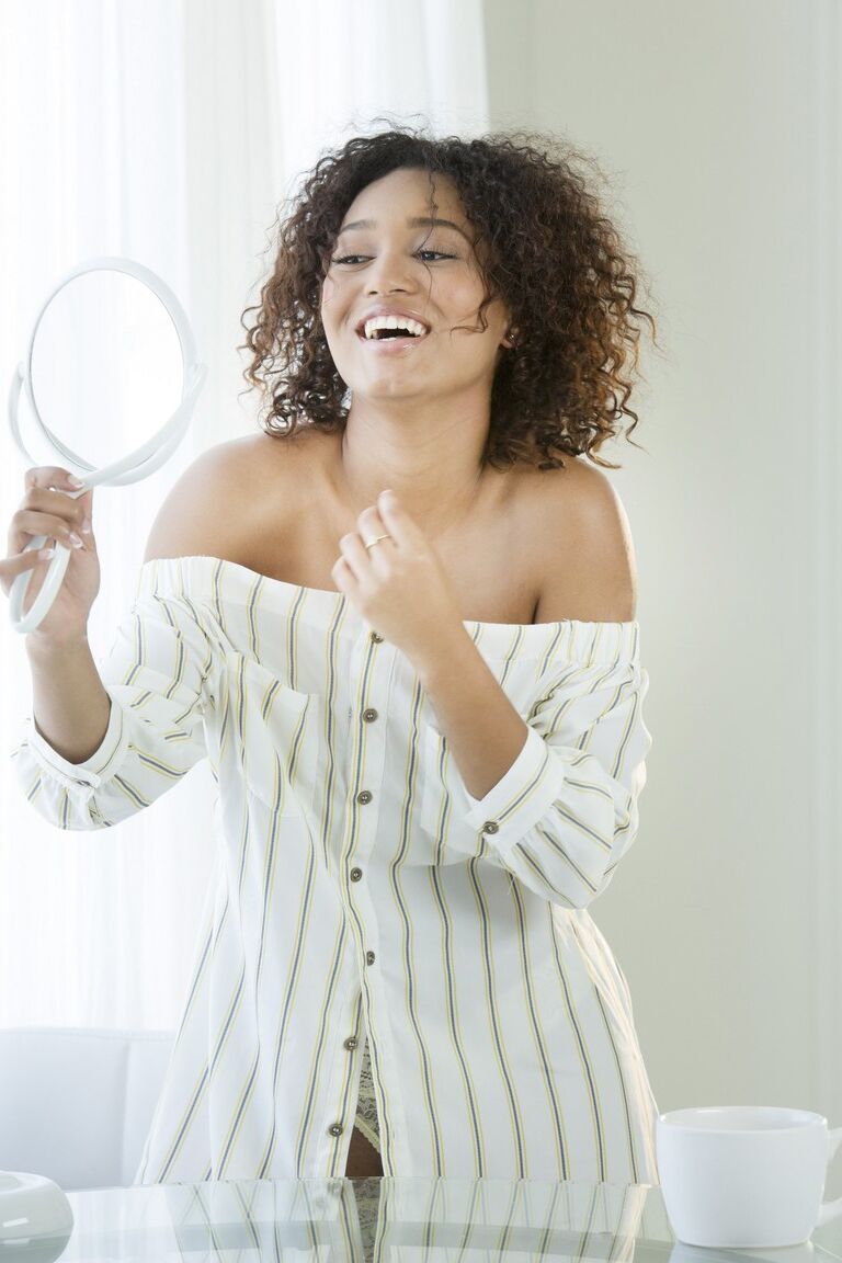 10P Die schöne Ebenholz-Noelle Monique bewundert ihr Spiegelbild