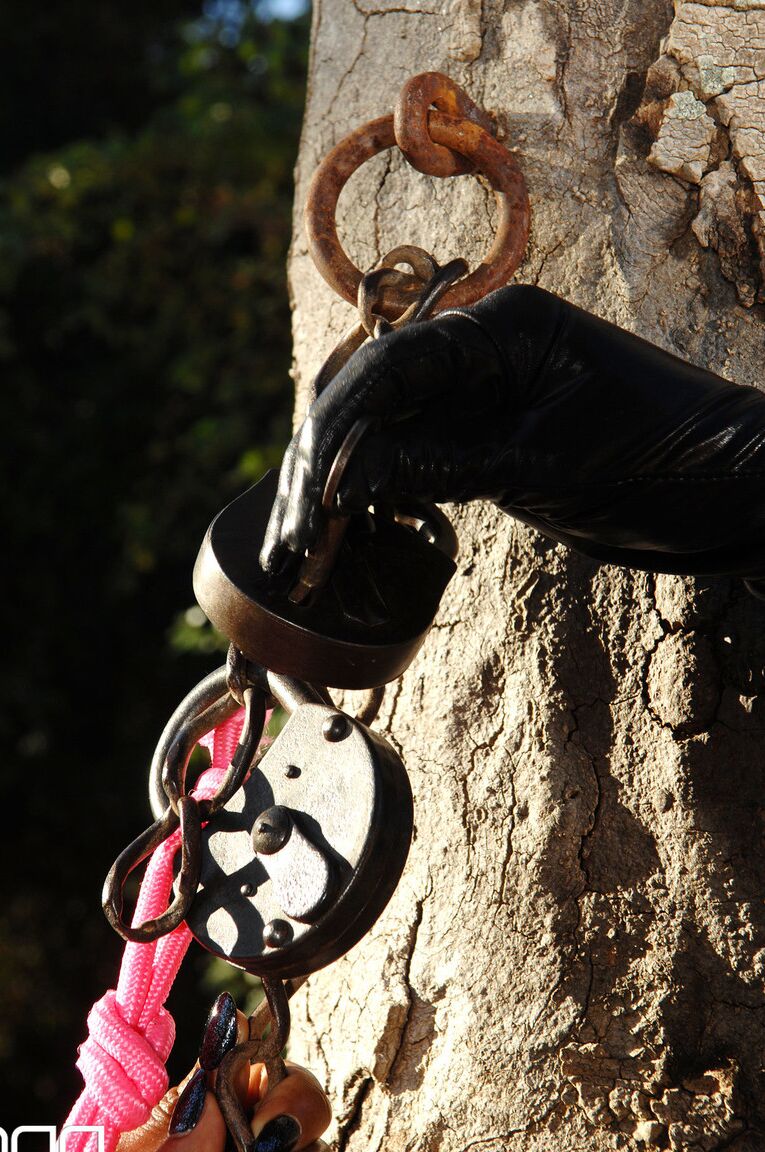 21P MILF lesbiana Eva Notty domina a su novia de ébano en lencería bondage de tiras