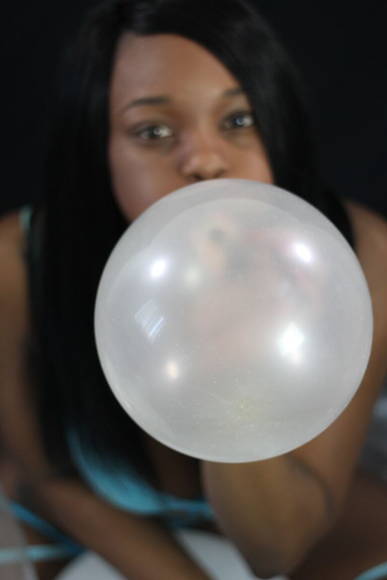 15P La negra de pelo negro Kassey Starr se burla con su escote