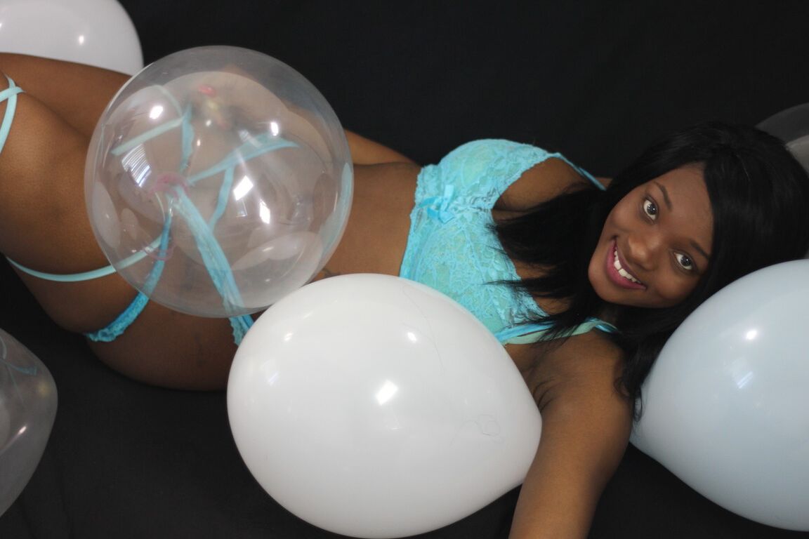 15P La negra de pelo negro Kassey Starr se burla con su escote