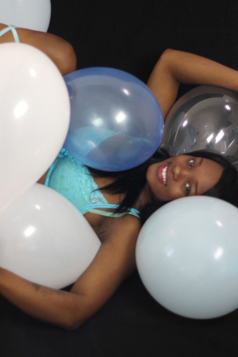 15P La negra de pelo negro Kassey Starr se burla con su escote