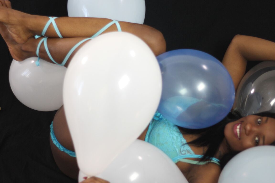 15P La negra de pelo negro Kassey Starr se burla con su escote