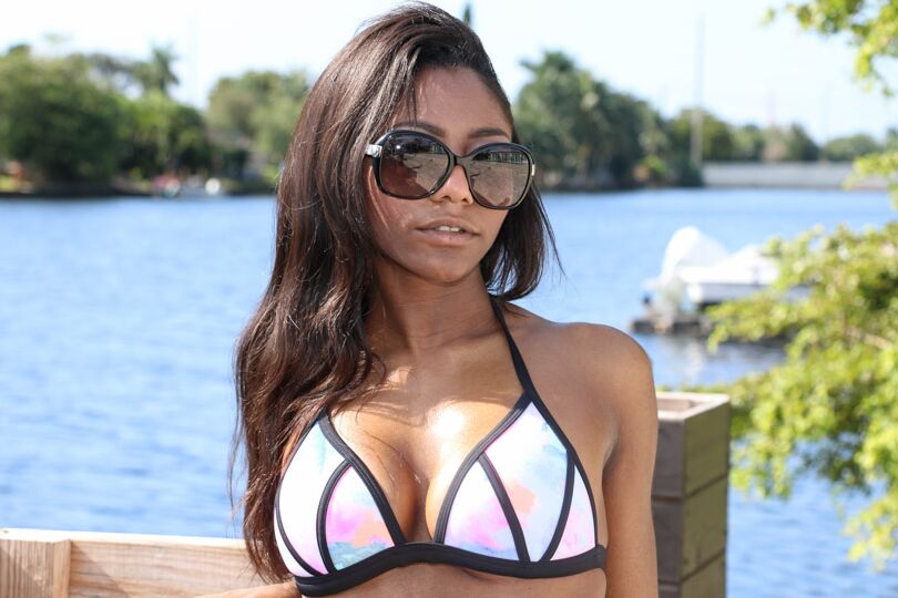 16P Ebony dime Lexi Rose libertando grandes seios pretos naturais do biquíni ao ar livre