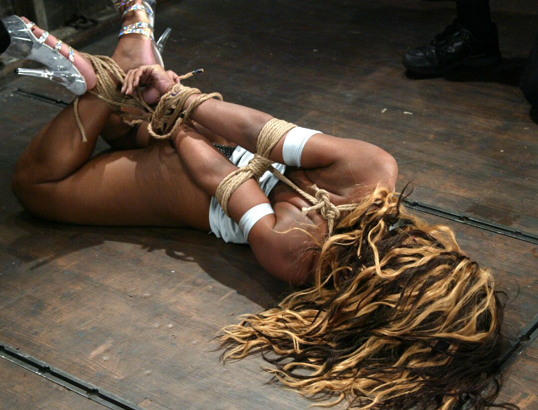 21P Wasser-Bondage Vixen Fyre