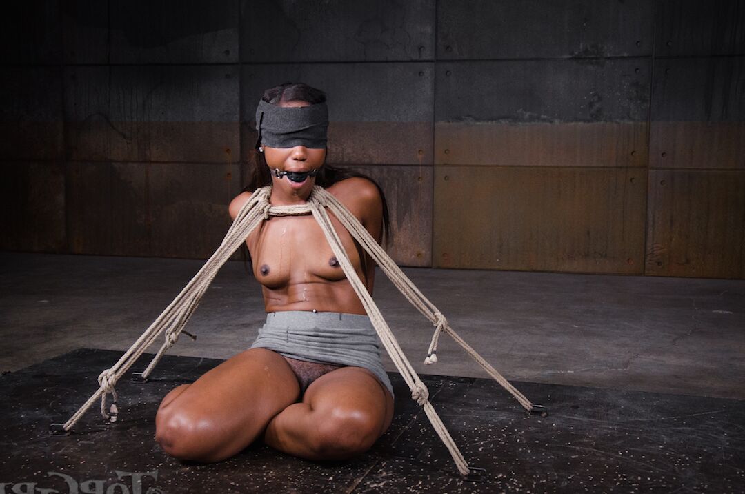 Die 14P-Ebenholzpuppe Chanell Heart lässt sich auf eine BDSM-Sexaktion mit weiblicher Dominanz ein
