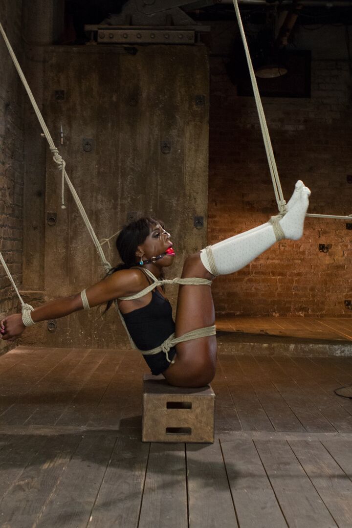 21P La dulce negra con calcetines altos Ana Foxxx es atada y jugueteada por un dominador