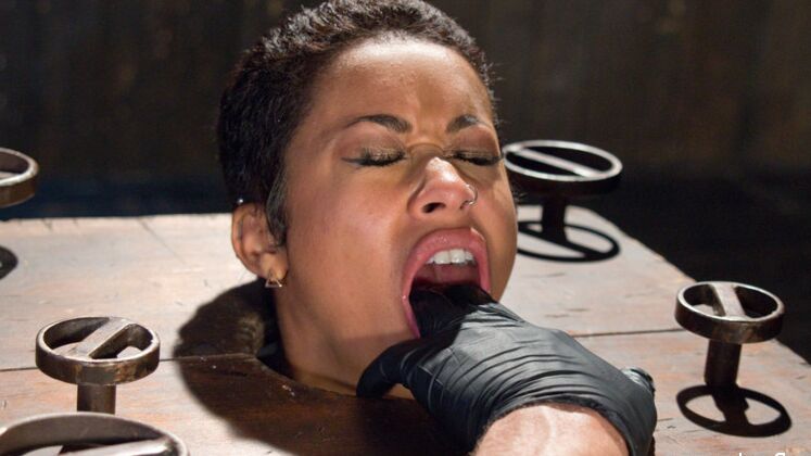 15P Nena negra tatuada de ébano pervertida adora que la traten con rudeza
