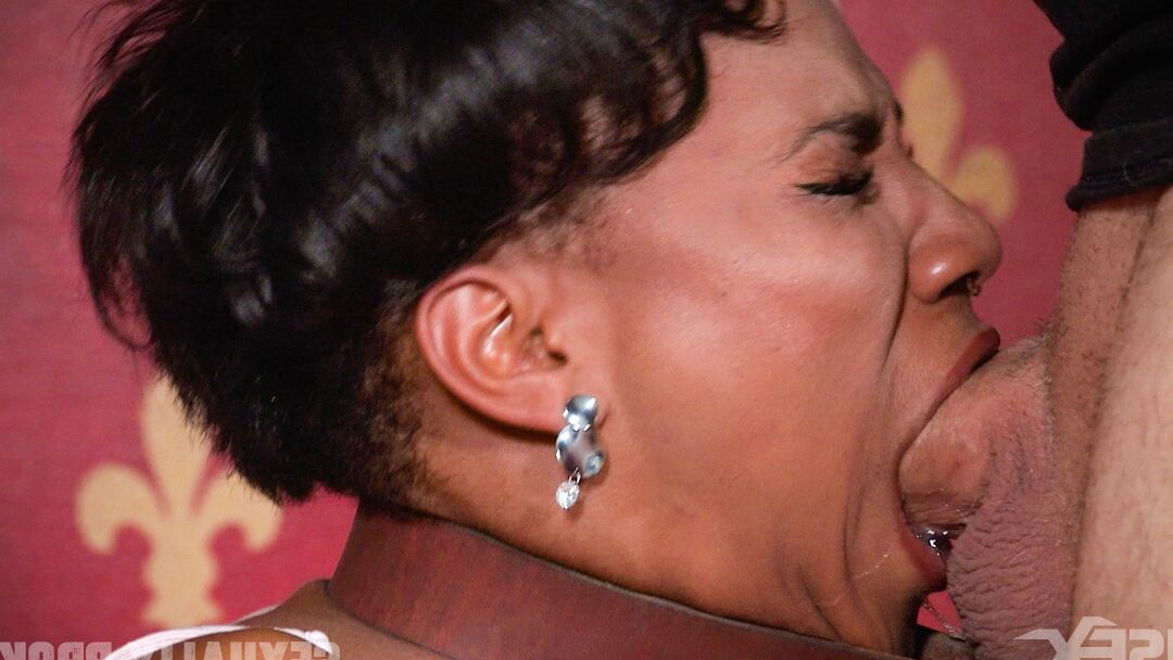 15P Ebony escrava sexual Nikki Darling é transada por um casal excêntrico em cativeiro