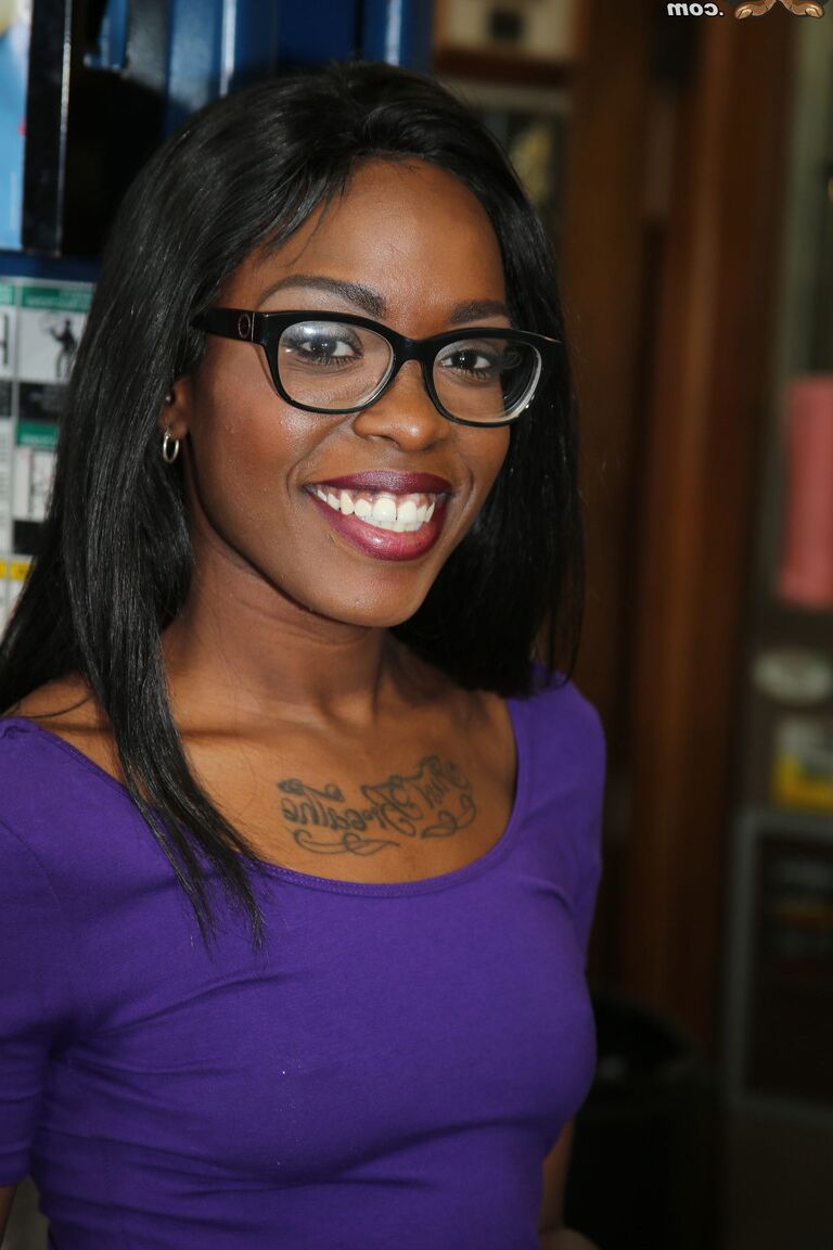 21P Chica negra nerd vive su fantasía de ser follada en grupo por hombres blancos