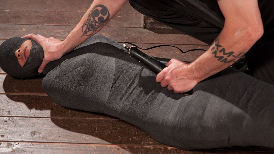 19P Kinky Skin Diamond goes through with mummification during her BDSM session