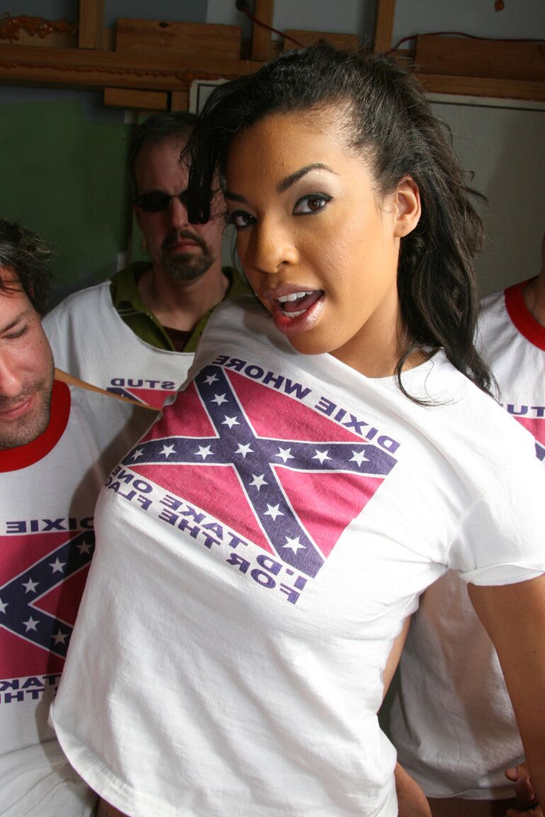 21P Desiree Diamond, une ébène torride, suce une bite rebelle