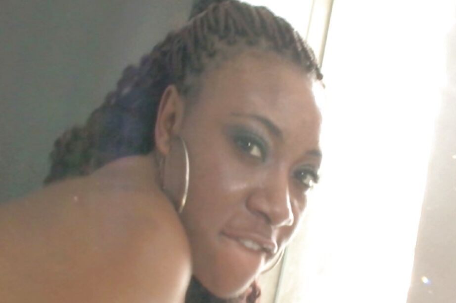 16P Nancy Hot, une salope d'ébène, fait une pipe et se fait baiser en hardcore