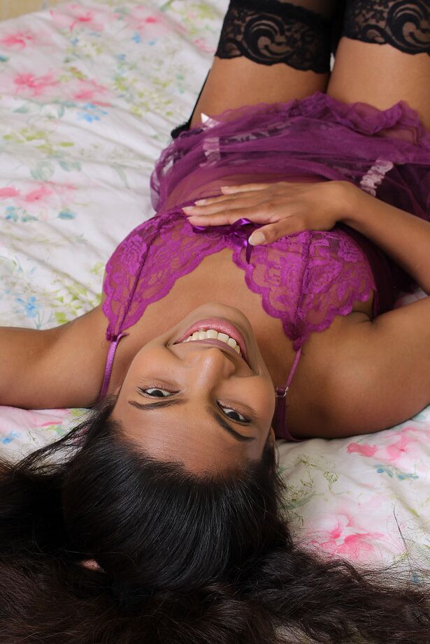 15P A exótica morena Alishaaa Mae em lingerie gostosa brinca com sua buceta excitada com vibrador