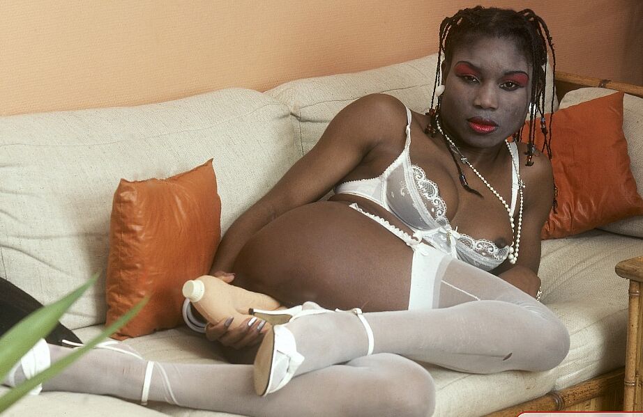 12P Mulher africana chupa um pau branco depois de foder com meias brancas