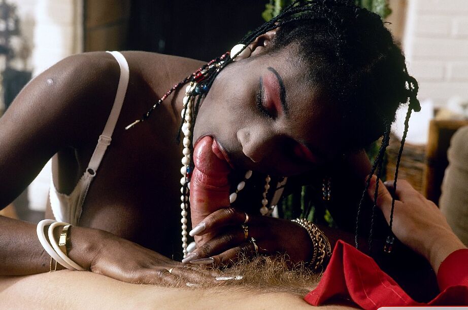 12P Mulher africana chupa um pau branco depois de foder com meias brancas